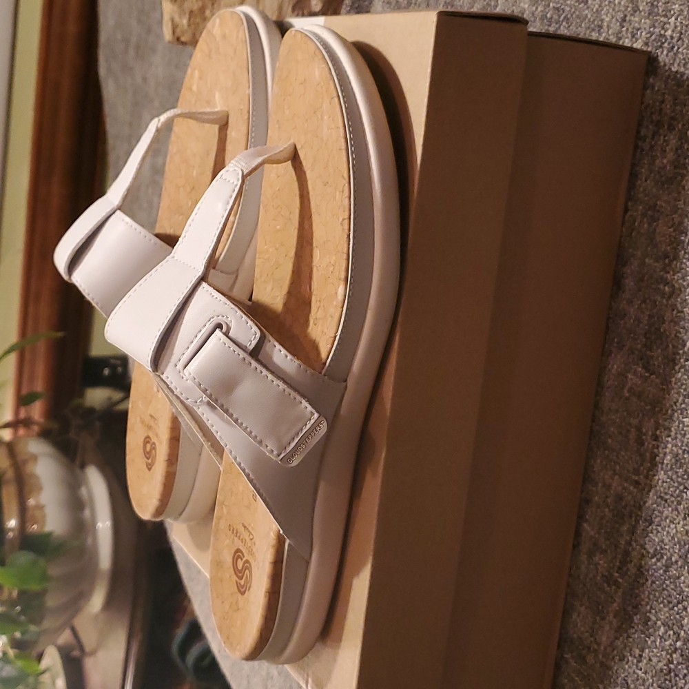 White leather Clark Cloudsteppers sandals